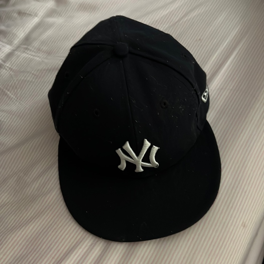This is a kids or mens New York lids hat size 7 1/8